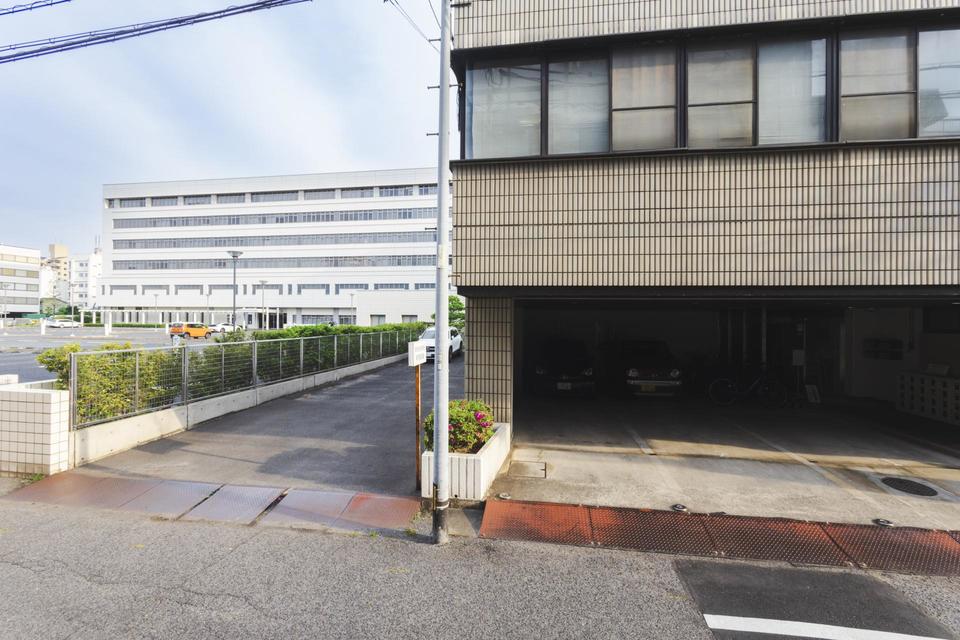 ①事務所は裁判所の北裏にございます。